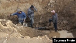 Нарын суу канал ишканасынын жумушчулары.