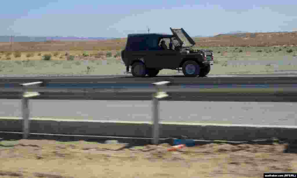 Aşgabat - Balkanabat magistral ýoluň ugrunda awtoulagy näsazlyk tapan sürüji.