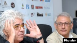 Акоп Кутсузян (слева) и Серж Аветикян на пресс-конференции, 12 июля 2011 г.  