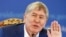 Президент Кыргызстана Алмазбек Атамбаев выступает на пресс-конференции. Чолпон-Ата, 24 июля 2017 года. 