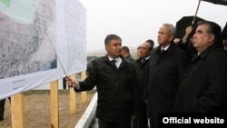Tajik President Emomali Rahmon (right) inspects plans for the new desert city