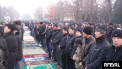 Праздничный намаз на Старой площади Бишкека