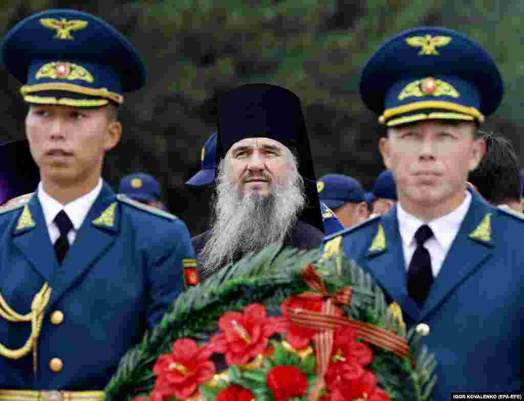 Кыргызстандын Улуттук гвардиясынын жоокерлери  Бишкектин Жеңиш паркында өткөн Экинчи дүйнөлүк согушта курман болгондорду эскерүү аземинде гүл коюп жатышат.  