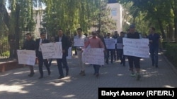 Участники акции протеста против ЛГБТ. 