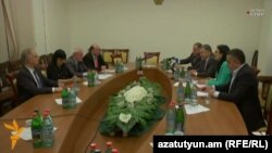 Правящие и оппозиционные фракции парламента подписывают заявление о взаимосогласии вокруг Избирательного кодекса, Ереван, 16 июня 2016 г.