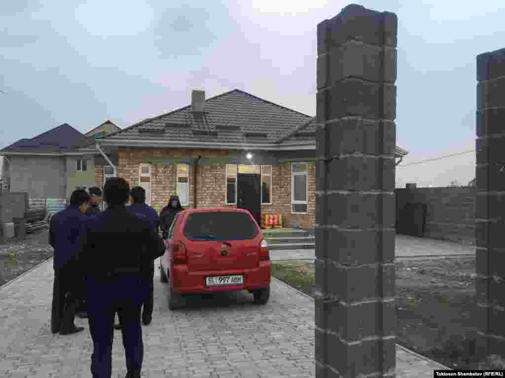 Дом он построил недавно, забора еще не было.&nbsp;