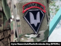 Тільки закінчивши Q-Course, військовослужбовець ЗСУ має право носити такий шеврон з червоною окантовкою