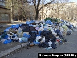 Через відсутність комунікацій та постійні обстріли в Маріуполі утворилися купи сміття. Квітень 2022 року