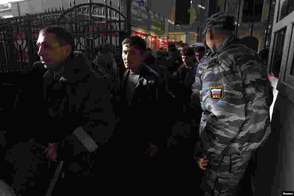 Полицейский рейд против мигрантов в Москве. 2011.