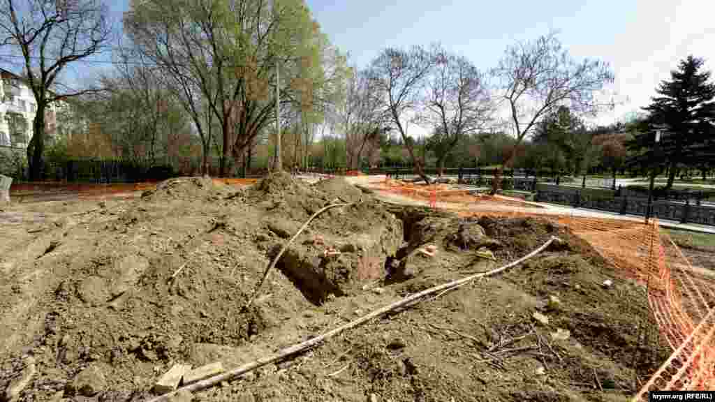 Безлюдно и тихо на месте капитального ремонта канализационного коллектора на набережной Малого Салгира. О стадии работ ничего неизвестно. Пока участок с развороченной землей и выкорчеванными деревьям лишь огородили сигнальной сеткой