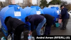Oameni la rând pentru apă potabilă, în Câmpina, județul Prahova.