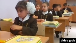 Владикавказда осетин телендә белем бирүче мәктәп укучылары