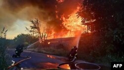 Рятувальники ДСНС гасять пожежу під час однієї з російських атак на Київщину, архівне фото