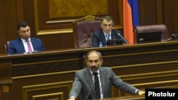 Премьер-министр Никол Пашинян в парламенте отвечает на вопросы депутатов, Ереван, 23 мая 2018 г. 