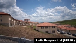 Shtëpi të ndërtuara në lagjen "Lugina e Diellit" në Zveçan.