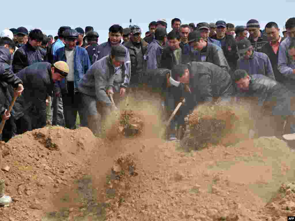 Апрель окуясында каза тапкандарды жерге берүү учуру. Ата-Бейит.