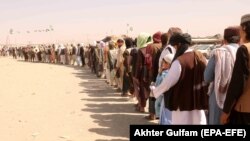 Owganlylar Pakistanyň serhedinden geçýärler. 2021-nji ýylyň 20-nji sentýabry.