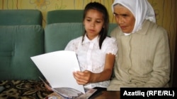 Әлфинә Сөләйманова әбисен үз казанышлары белән таныштыра.