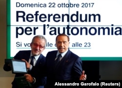 Сільвіо Берлусконі (праворуч) та Роберто Мароні (ліворуч) під час прес-конференції про референдуми щодо автономії Ломбардії. Мілан, 18 жовтня 2017 року