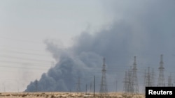 دود ناشی از آتش سوزی در دو تاسیسات شرکت نفتی آرامکو عربستان سعودی