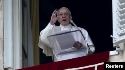 پاب فرانسس؛ مردان و زنان را فراموش نکنید که در جستجوی آینده بهتر اند.