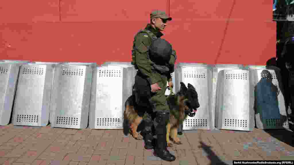 Полицейский и собака. Всего безопасность участников &quot;Марша равенства&quot; охраняли около шести тысяч сотрудников правоохранительных органов.