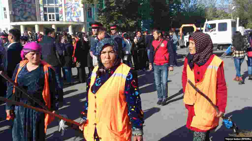 Майрамдын тазалыгын көзөмөлдөгөндөр.