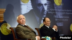 Лауреаты международной премии имени Виктора Амбарцумяна Игорь Новиков (слева) и Яан Эйнасто