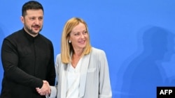 Украина президенті Владимир Зеленский (сол жақта) мен Италияның премьер-министрі Джорджа Мелони бірлескен баспасөз мәслихатында тұр. Рим, 10 шілде, 2025 жыл.