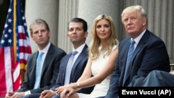 Зліва направо: Ерік Трамп, Дональд Трамп-молодший, Іванка Трамп, Дональд Трамп