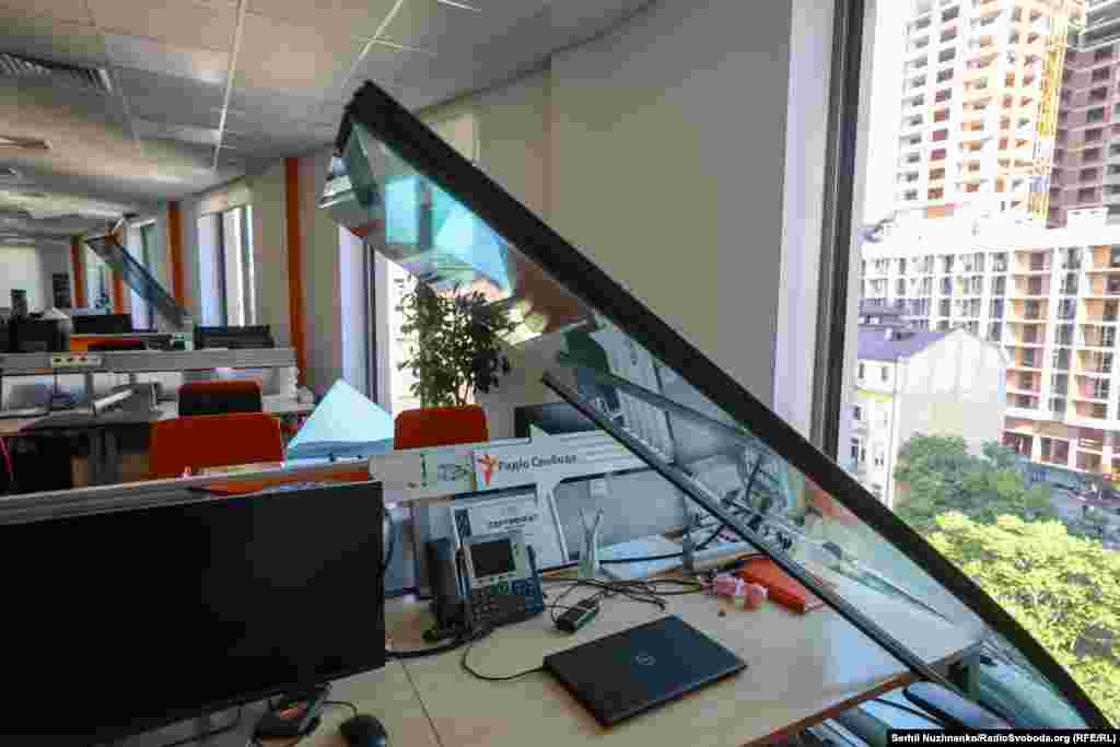 Zarbanyň tolkuny Azatlyk Radiosynyň Ukrain gullugynyň redaksiýasynyň penjirelerini döwdi. Azatlyk Radiosynyň işgärleriniň arasynda hiç kim ýaralanmady.