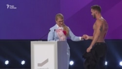 Піар чи провокація: чоловік оголив торс перед Тимошенко – відео