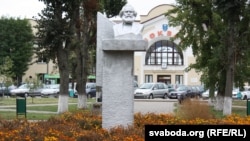 Помнік Карлу Марксу на прывакзальнай плошчы ў Лунінцы