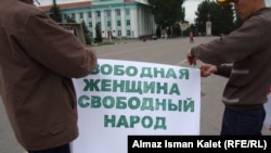 Акция в защиту женщин, Каракол, май 2011 года.