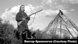 Идя на охоту, мужчины-кеты надевают женскую косынку. Подкаменная Тунгуска, поселок Суломай