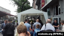 Людзі мусяць адстаяць чаргу, каб трапіць ня толькі на Майдан Незалежнасьці, дзе ладзіцца выстава ўзбраеньня, але і ў мэтро.