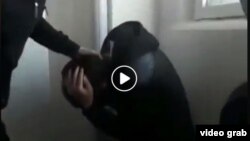 Скриншот распространившегося в Сети видео с насилием в школе.