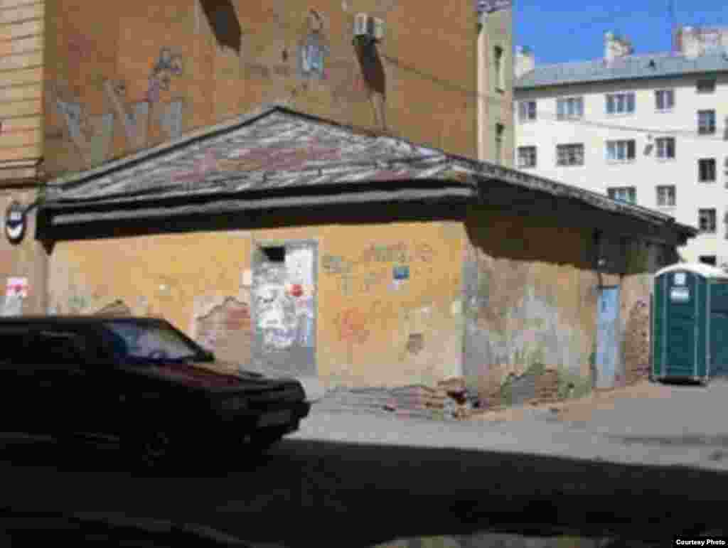 Лахтинская улица, дом № 17. Вместо этой служебной постройки планируется возвести церковь во имя святой Ксении Петербургской