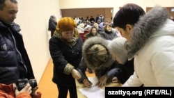 Жители села Березовка ставят подписи под обращением к президенту страны с просьбой их переселить в связи с отравлением. 29 декабря 2014 года.