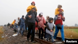Венгриядан Австрияны көздөй жөө-жалаң жөнөгөн качкындар
