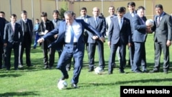 Эмомали Рахмон забил два гола в первой игре на стадионе новой академии ФК «Истиклол». Гиссар, 2012 год