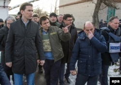 Павло Клімкін та Себастіян Курц (зліва) у селі Виноградне, що поблизу Маріуполя. Донецька область, 3 січня 2017 року