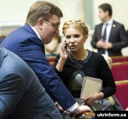 Народні депутати України із фракції «Батьківщина» Владислав Бухарєв і Юлія Тимошенко під час пленарного засідання парламенту. Київ, 10 грудня 2015 року