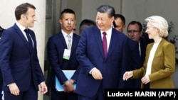 Франция президенті Эмманюэль Макрон, Қытай президенті Си Цзиньпин және Еурокомиссия президенті Урсула фон дер Ляйен. Париж, 2024 жылғы 6 мамыр.