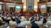 Депутаты в зале заседаний парламента Казахстана.