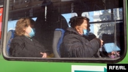 Пасажири, які не можуть поїхати через ліміт на кількість людей у транспорті, б’ють машини, стверджує голова профспілки перевізників Дніпра Михайло Тонконогий