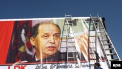 Priština -- Gigantski poster Demokratske lige za Kosovo
