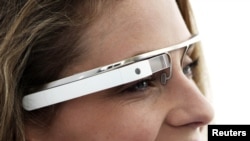 Прототип нового пристрою Project Glass, 4 квітня 2012 року