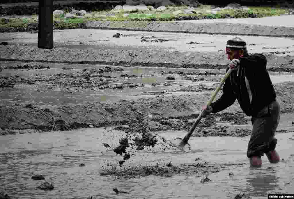 Адистер өлкөдө суунун көлөмү жылына 50 миллиард куб метрди түзсө, Кыргызстан анын&nbsp;7 миллиард кубун гана пайдаланарын, калган суу кошуна мамлекеттерге кетерин айтышат.