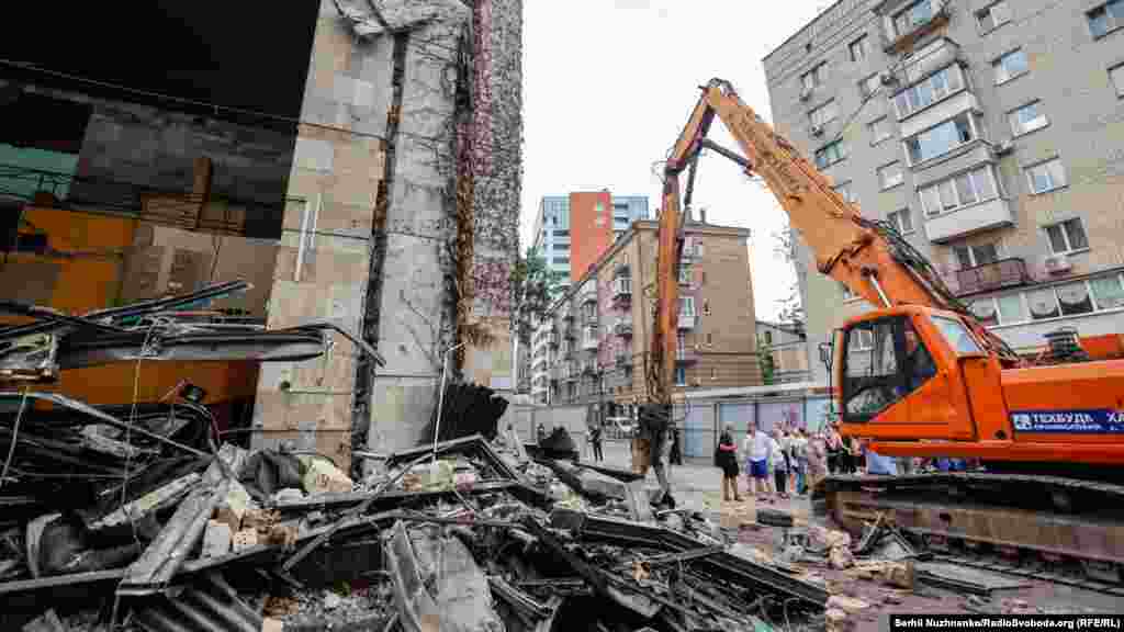 Через кілька годин після початку робіт на будівельний майданчик, зламавши частину паркану, зайшли противники будівництва, зупинивши роботи. До цього часу забудовник встиг зруйнувати фасад